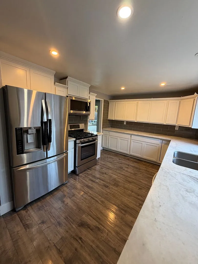 Beautiful Pool Home in the center of Simi Valley with Solar! — Photo 4