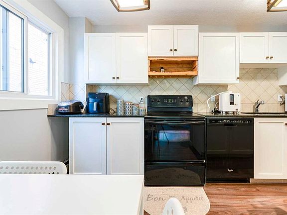 5th image of 823 N 19th Ave SW #202