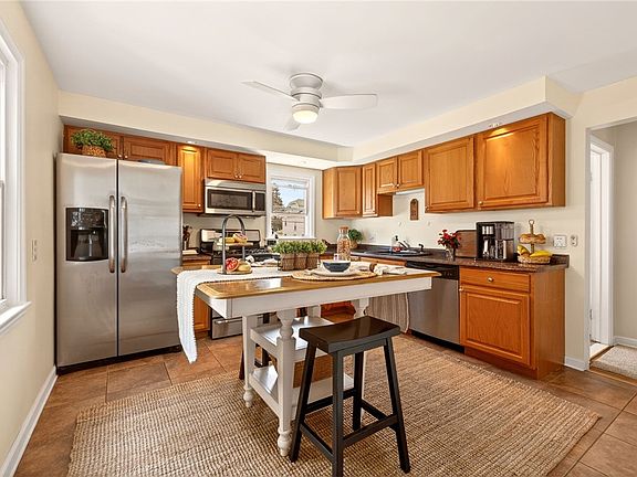 3rd image of 293 Brett Rd