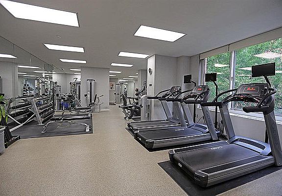 5th image of 240 E 39th St APT 32K