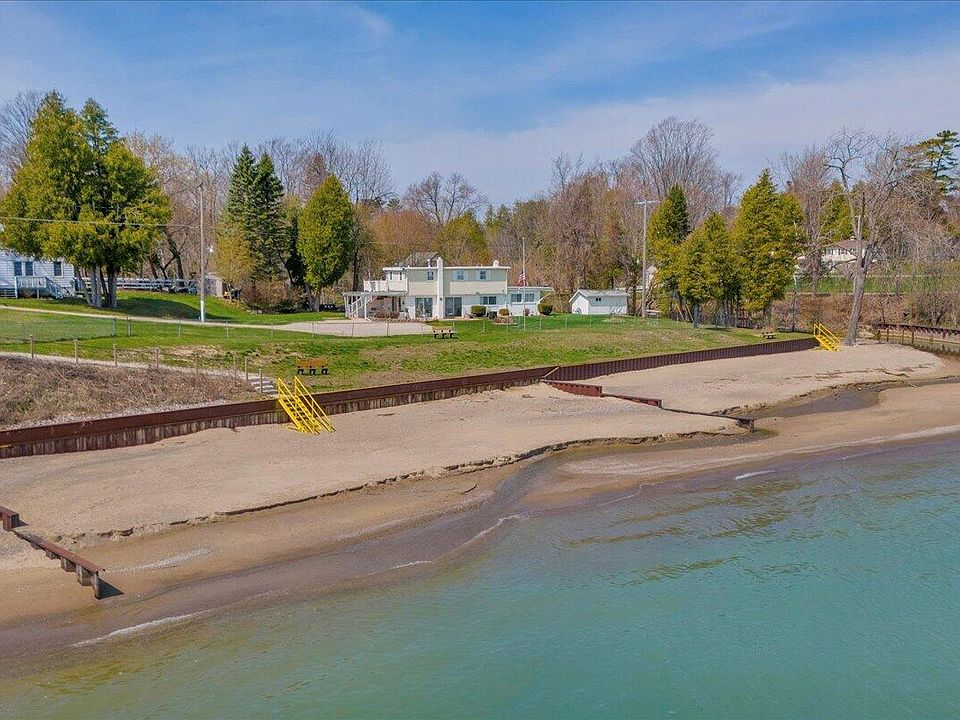 1st image of 7226 Lakeview Dr