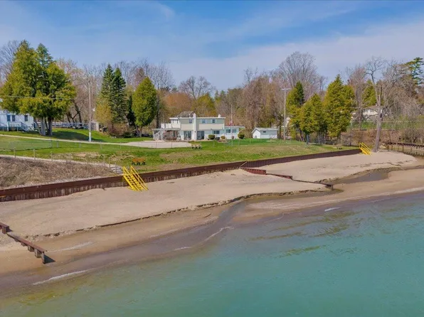 7226 Lakeview Dr, Lexington, MI 48450