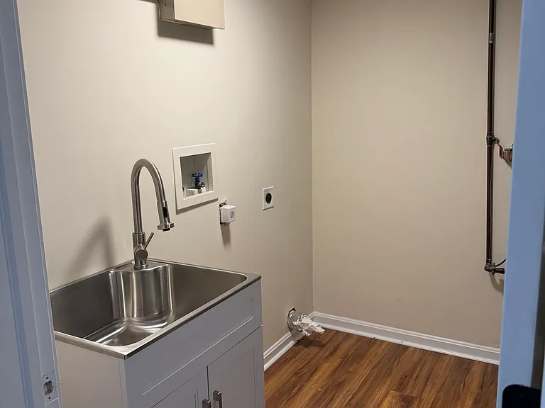 8148 Chester Pkwy — Photo 6