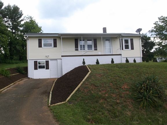 3rd image of 141 Hickory Ln