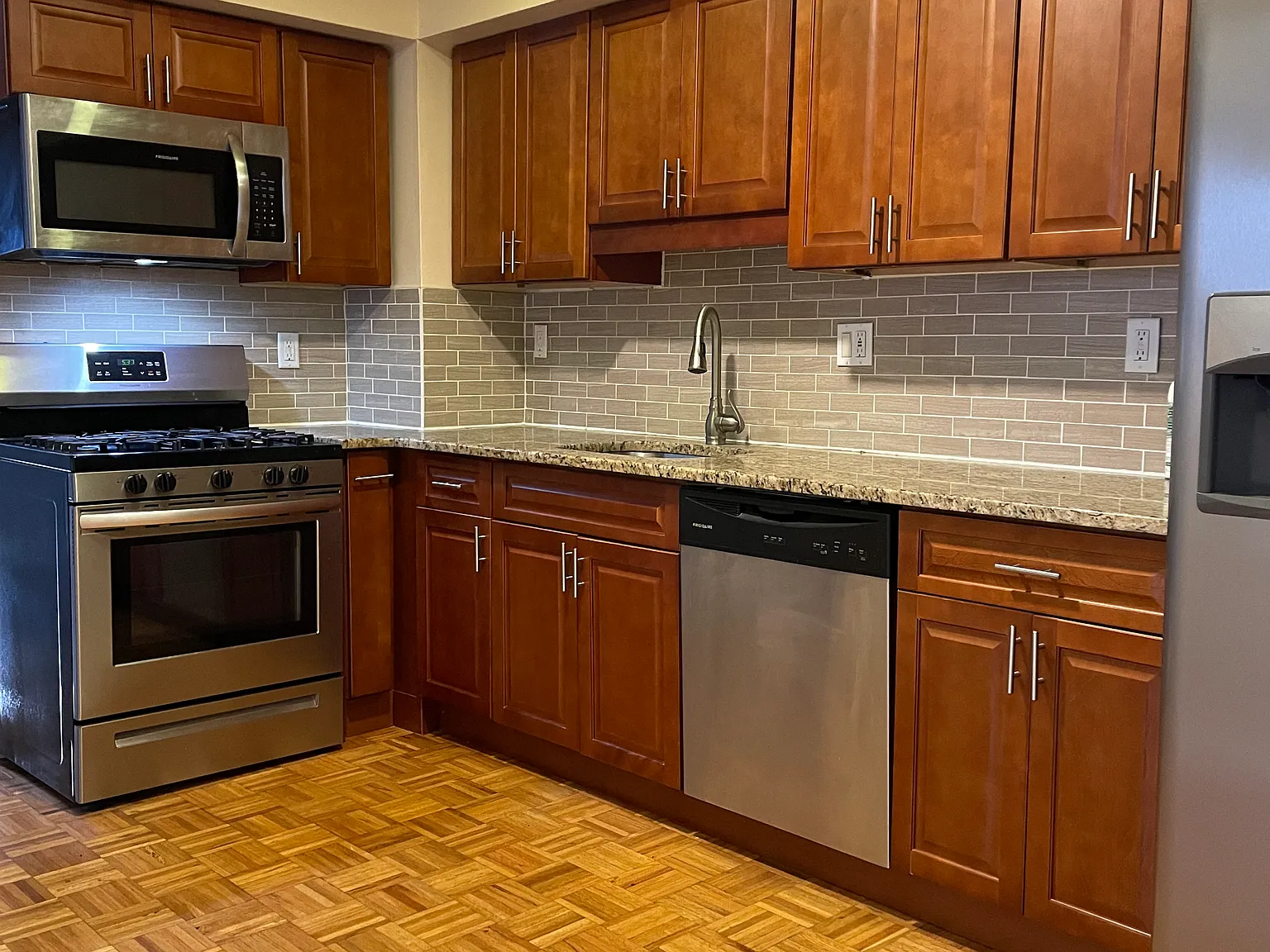 3 bed, 1200 sqft, $3,300 — Photo 4