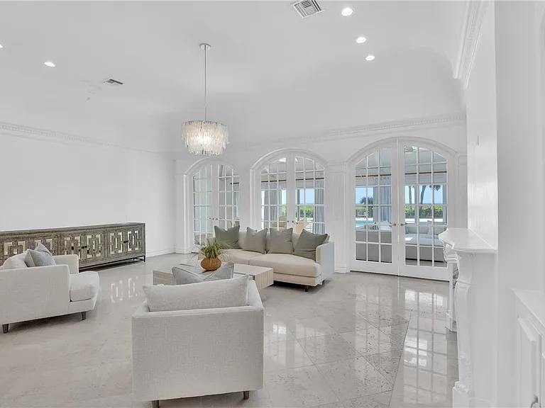 1916 Ocean Dr — Photo 11