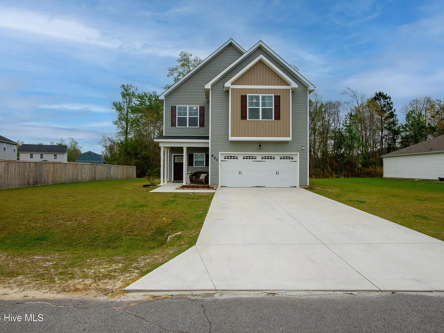 4 bed, 2.5 bath, 2100 sqft, $2,600 — Photo 2