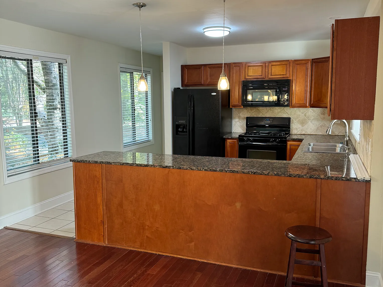 4 bed, 3.5 bath, 1976 sqft, $3,200 — Photo 3
