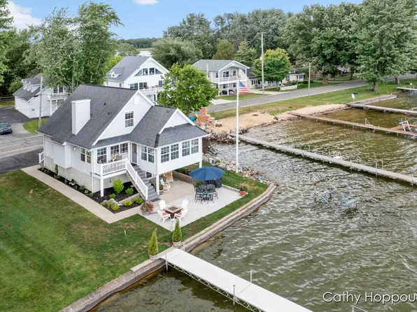 409 N Shore Dr, Crystal, MI 48818