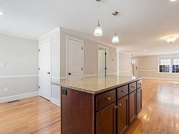 4th image of 220 White St #220
