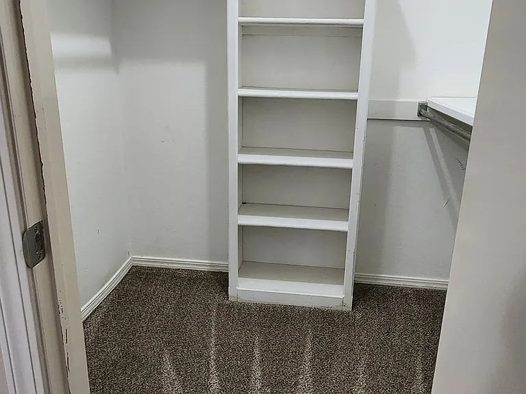 LARGE MASTER WALK-IN CLOSET