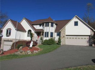 410 Circle Dr, Elizabeth, PA