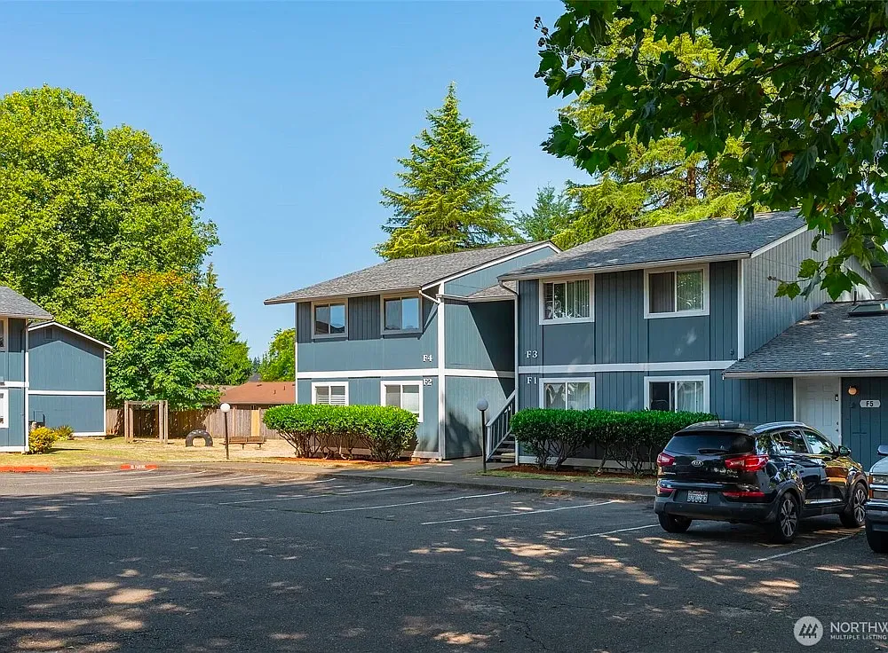 3 bed, 1.5 bath, 1100 sqft, $2,700 — Photo 2