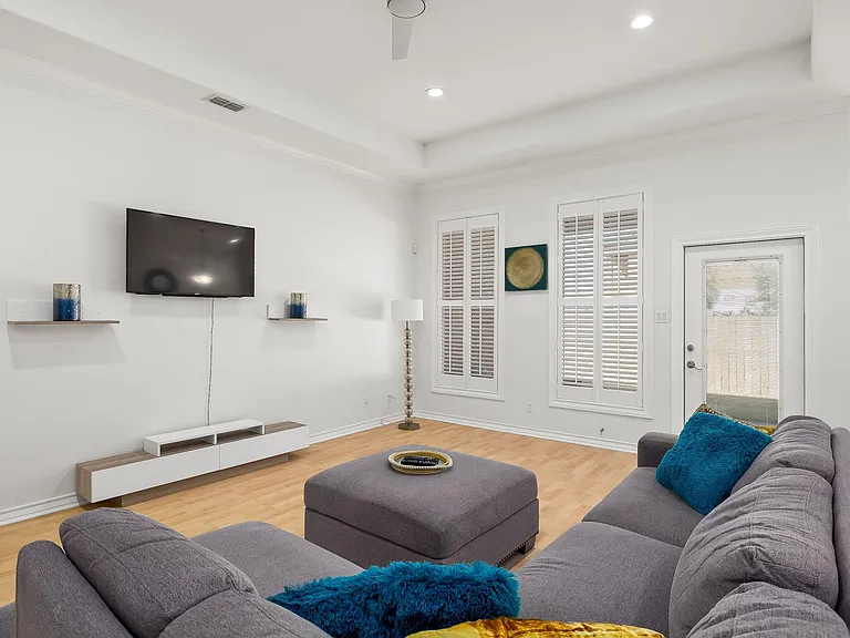 613 S Excalibur St — Photo 3