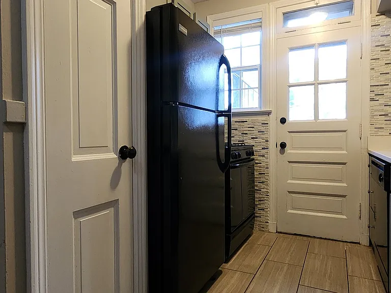 1042 Sanford Ave — Photo 9