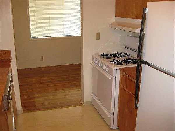 121 Nob Hill St photo 1