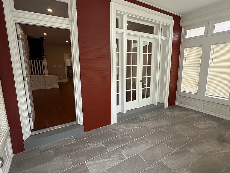 507 E Washington Ln — Photo 2