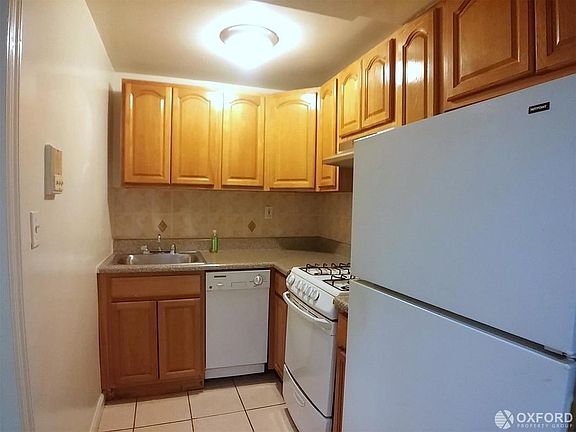 4th image of 410 Clinton Ave APT B1