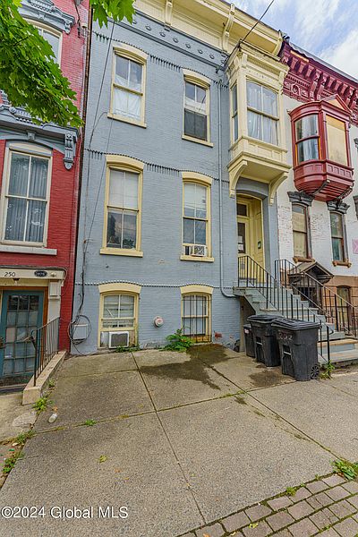 2nd image of 252 Clinton Avenue