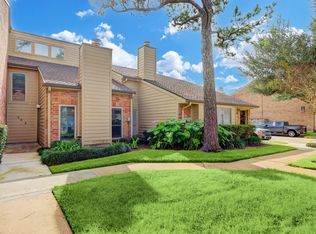 902 Memorial Village Dr, Houston, TX 77024