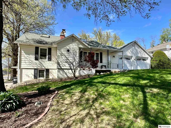 5610 R St, Omaha, NE 68117