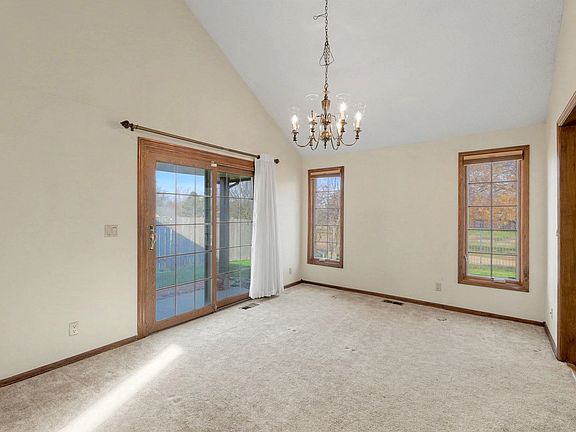 5th image of 2448 N Rutland Ct