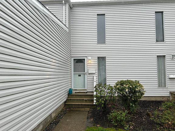 3rd image of 224 Deepwood Dr