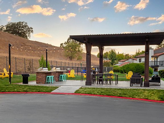 BBQ-Area next to pergola with lounge seating.