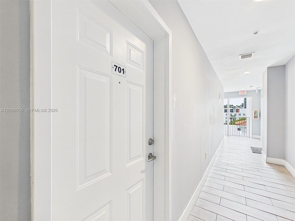 1st image of 425 NE 30th St APT 701