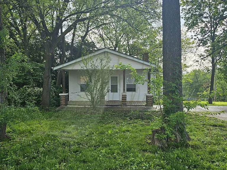 303 N Huttig Ave — Photo 1