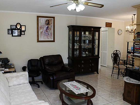 3rd image of 401 Collins Ave APT 14