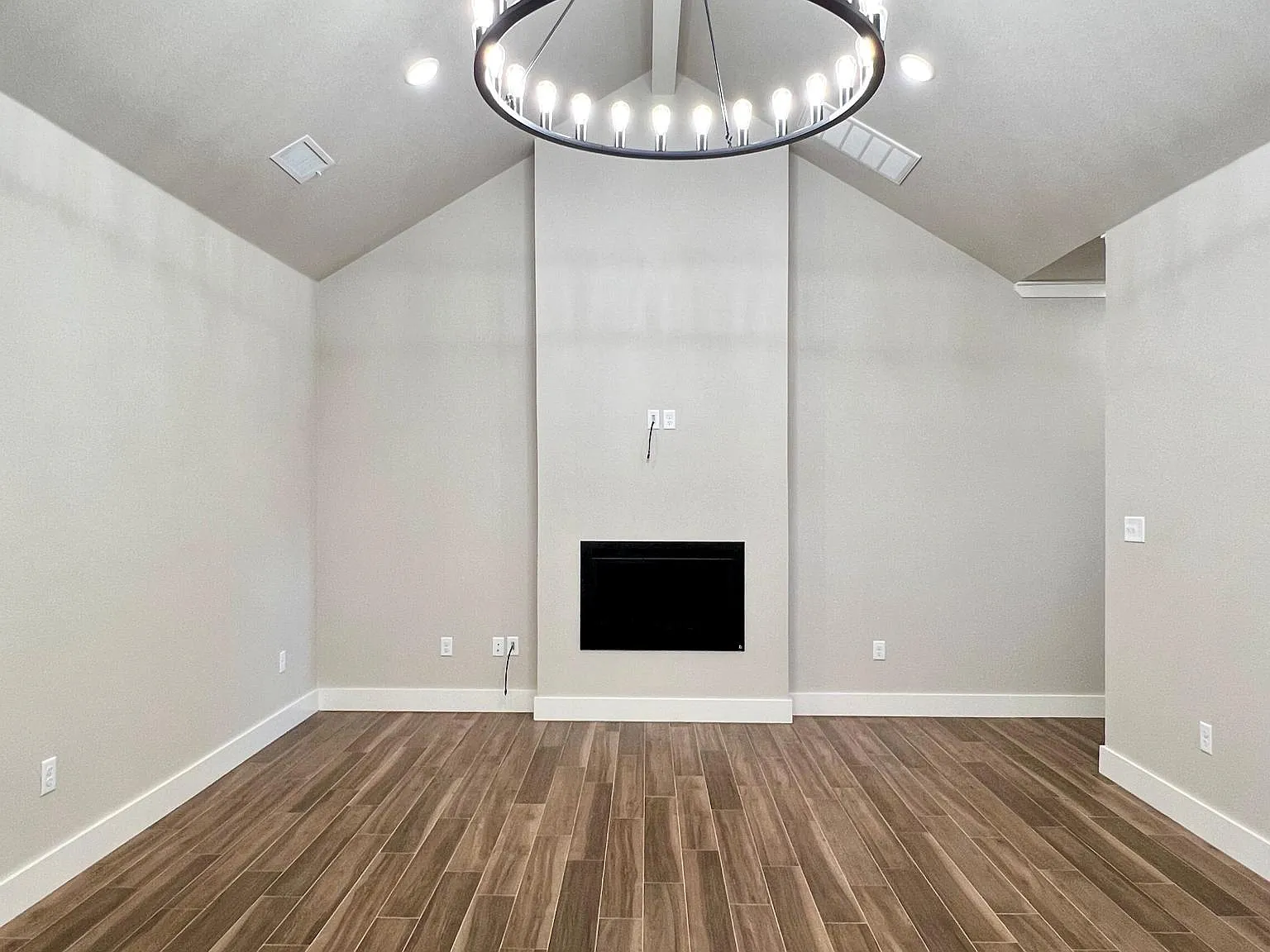 3 bed, 1339 sqft, $1,650 — Photo 2