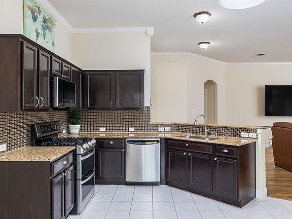 5th image of 907 Ridgemont Cir