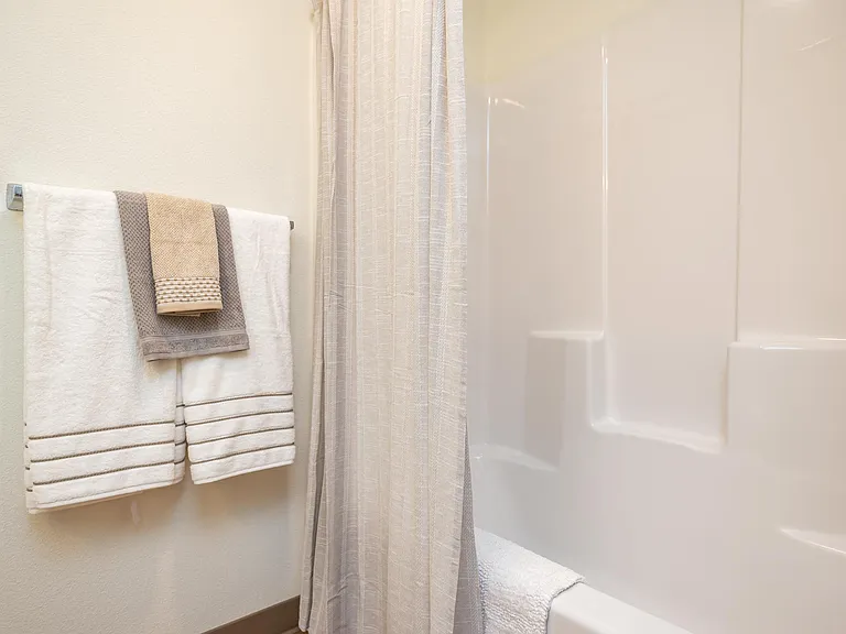 Windsor at Amberglen Apartments | Bathroom