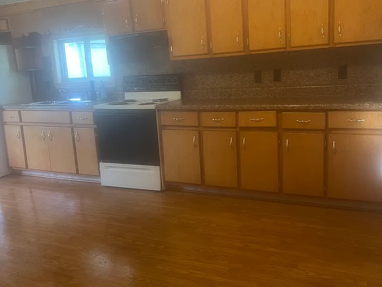 323 Edgefield Ave — Photo 5