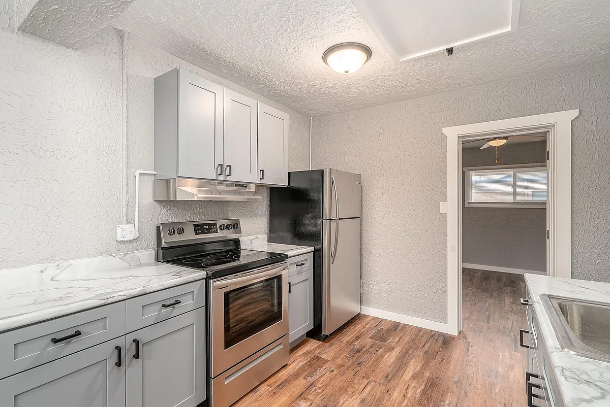 Building Photo - 1136 W Kennedy Rd #1