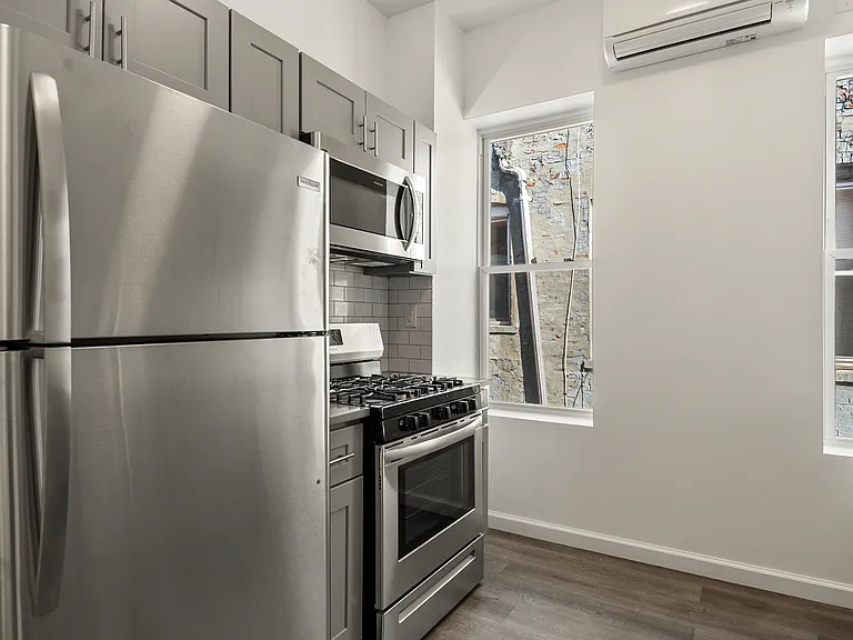 1047 Morris Ave #5 — Photo 8