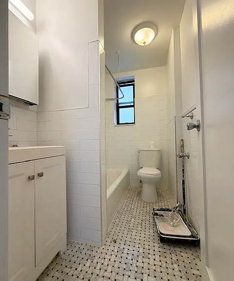240 E 18th St #3 — Photo 4