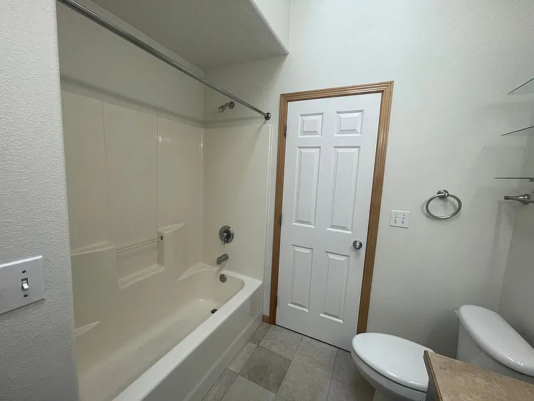 1074 Parkway Dr — Photo 8