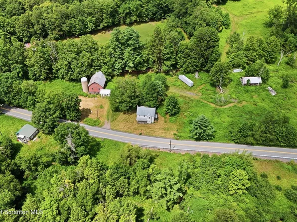 277 Sandy Banks Rd, Carbondale, PA 18407