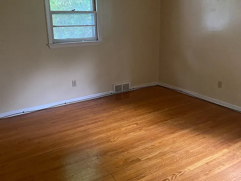 207 Allen St #4 — Photo 4