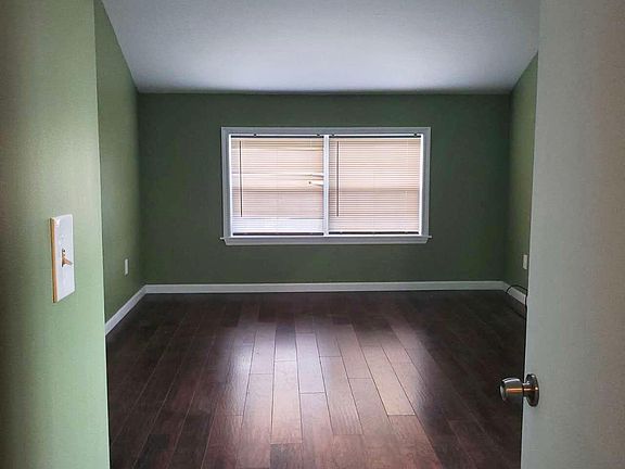 5th image of 1275 N Railroad Ave #1