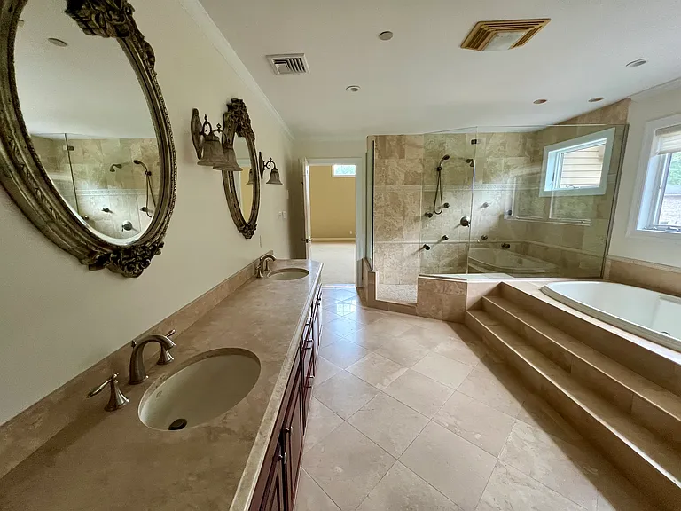 primary bath, Jacuzzi