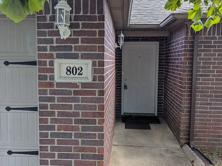 802 Ash Ct — Photo 2