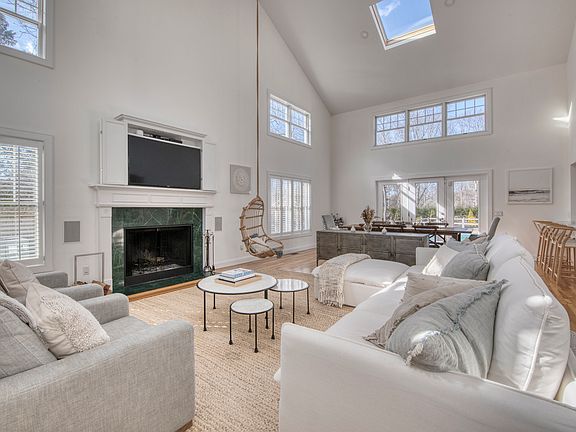 3rd image of 27 Fieldview Ln