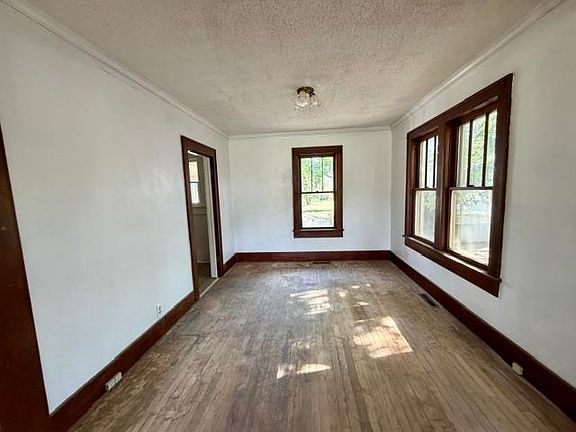 4th image of 213 E Cedar St