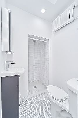 3rd image of 120 E 73rd St APT 6A