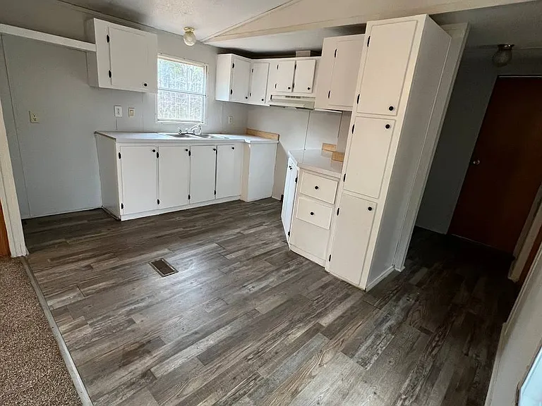 685 Julia St — Photo 12