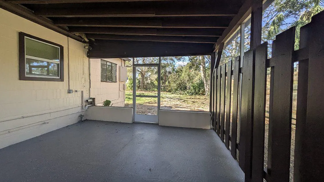 1001 Gray St S — Photo 3
