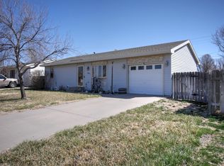 206 Prairie Ln, Holcomb, KS 67851